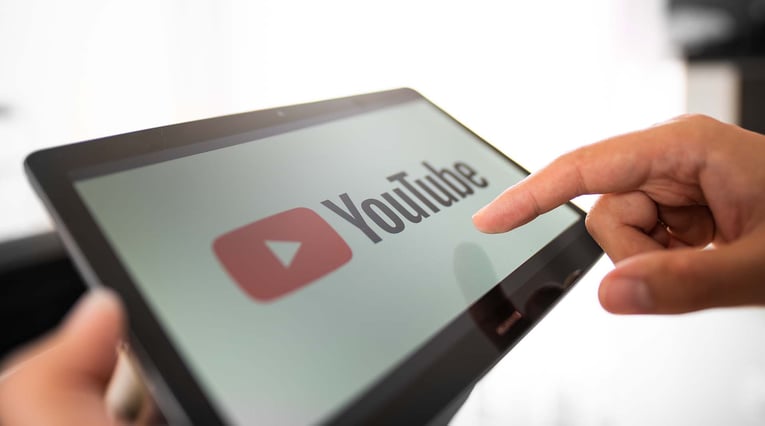 YouTubeライブ配信の限定公開とは? 企業の活用メリットと設定手順